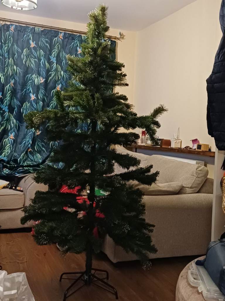 Christmas tree 6ft hooked and sparkling branches