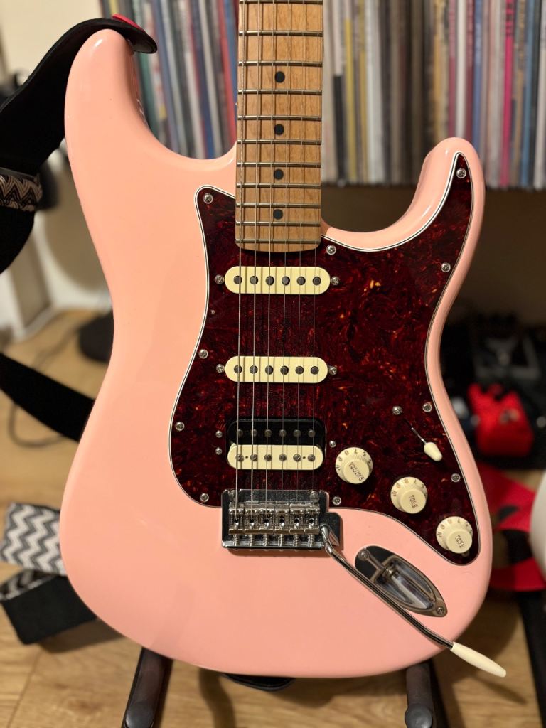 Fender Player Stratocaster HSS in Shell Pink