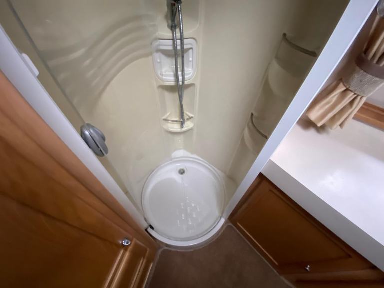 VANMASTER ACCOLADE 520 - 2010 - 2 BERTH - END WASHROOM - MOVER - PRISTINE 