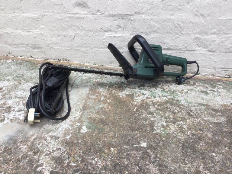 Electric Hedge Trimmer & Cable - Black & Decker GT 200