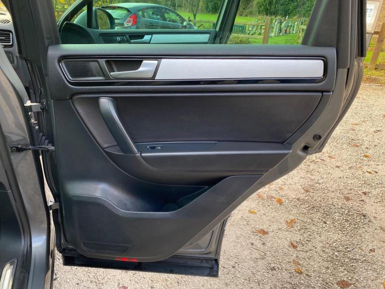 2014 Volkswagen Touareg 3.0 TDI V6 BlueMotion Tech R-Line Tiptronic 4WD Euro 5 (s/s) 5dr ESTATE D...