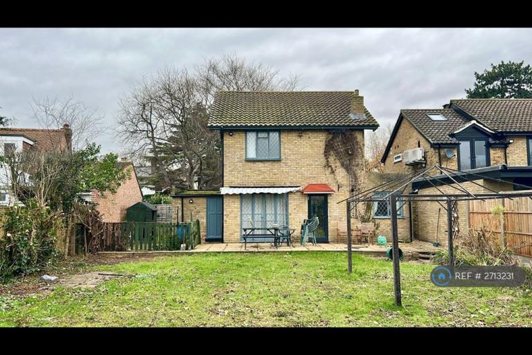 3 bedroom house in Station Road, Wraysbury, Staines-Upon-Thames, TW19 (3 bed) (#2713231)
