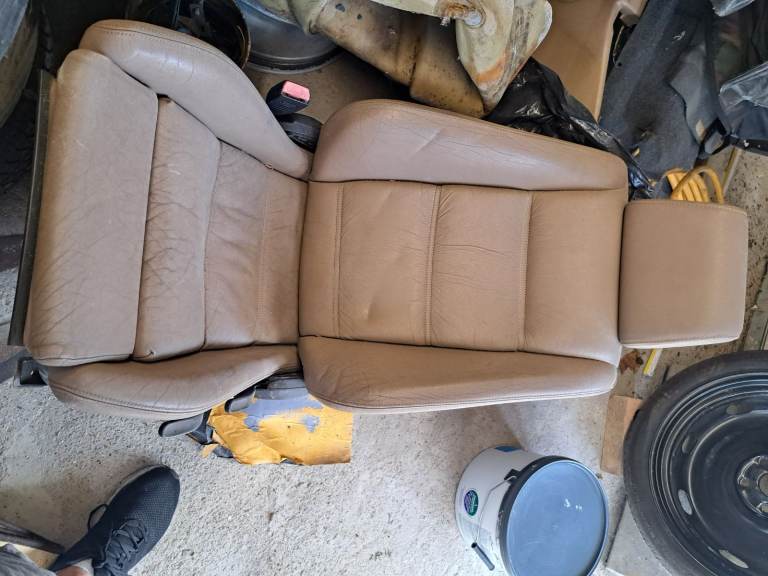 Front passengers side leather eeatvery good condition no rips working order 