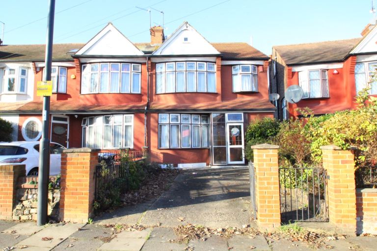 Chain free! Hane Estate Agents are pleased to offer a spacious 4 bedroom semi-detached house. 
