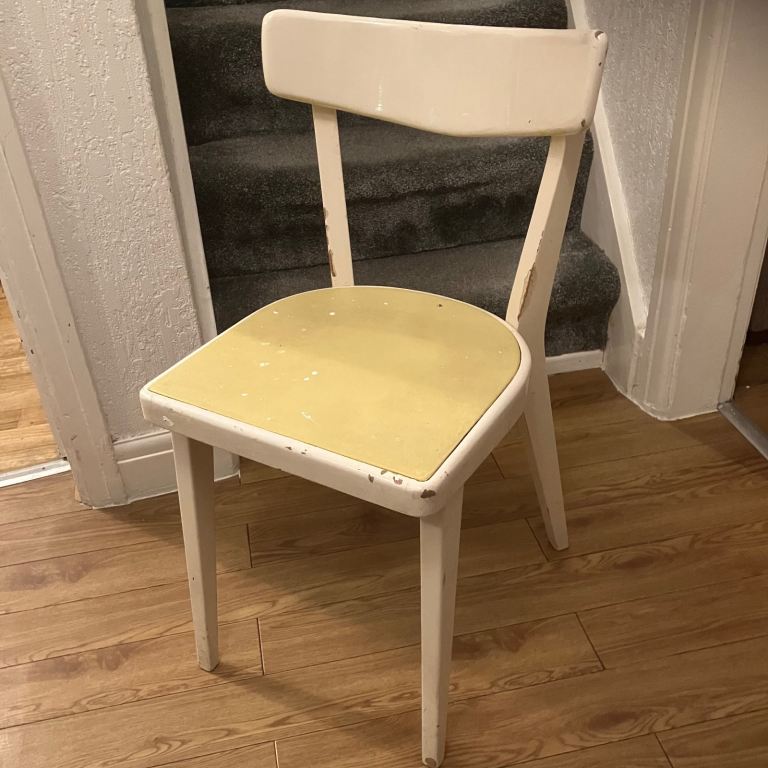 Set of 4 Retro cafe white chairs wooden seats 4 chairs included 