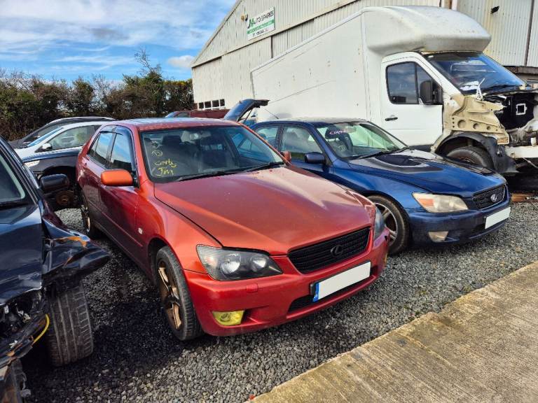 Lexus is200 BREAKING PARTS SPARES ONLY 