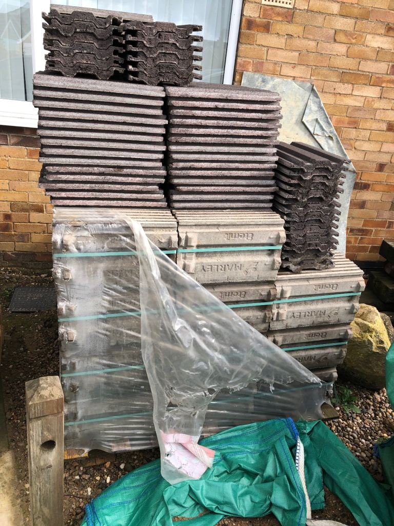 700 Marley roof tiles + 30 ridges.