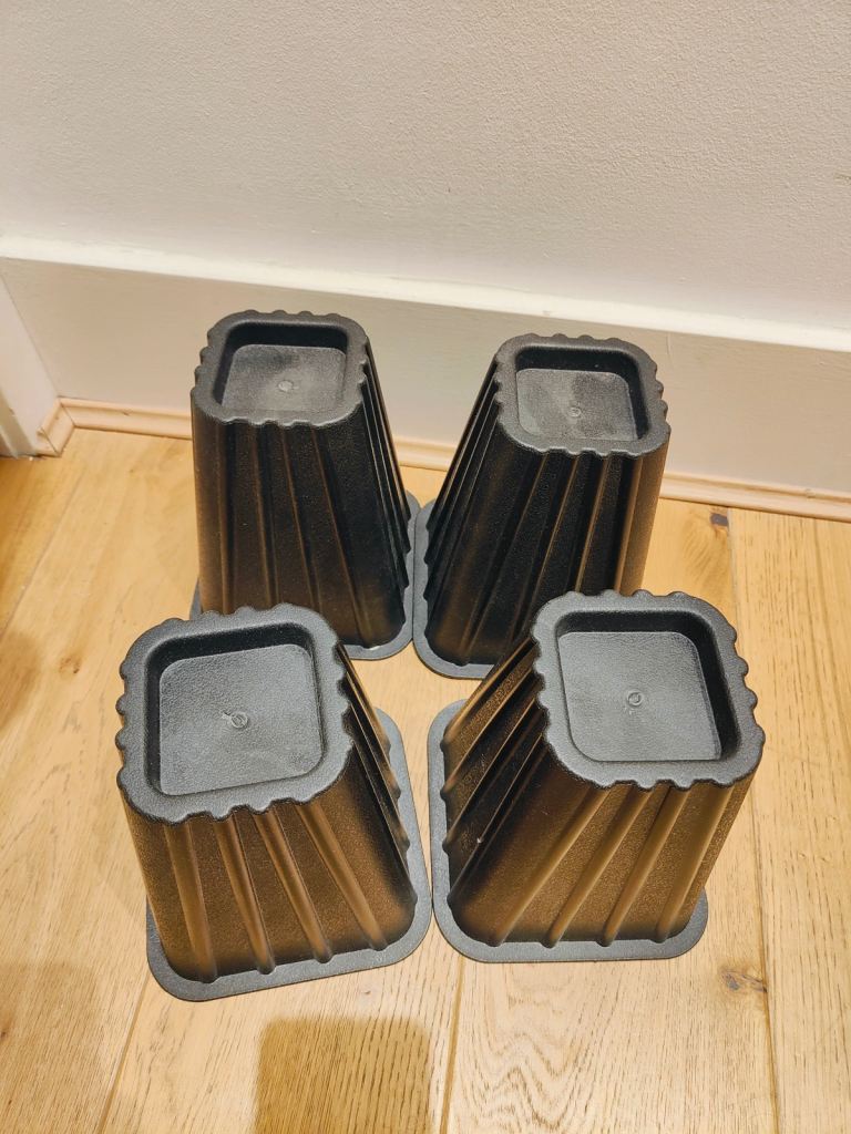 Set of 4 black plastic risers for beds or furniture - Heavy duty