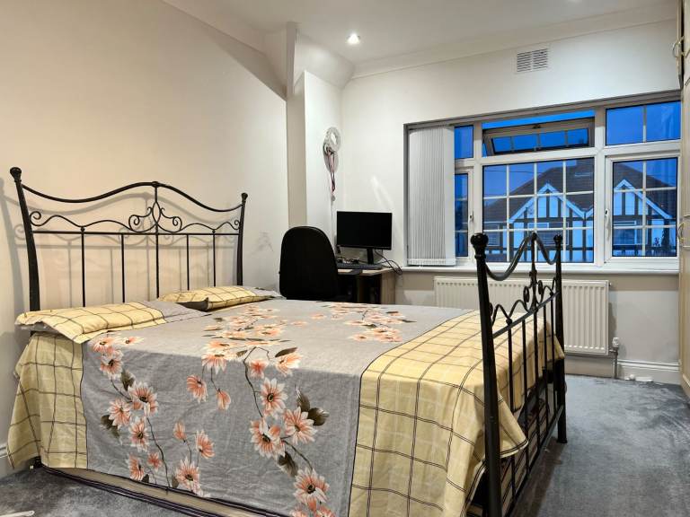  Double Room to Rent in UB4 0HH – £850 PCM | Garden & Parking