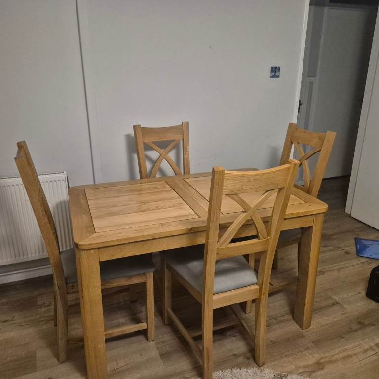 Solid oak Wood Dining Table with 4 Chairs – Good Condition