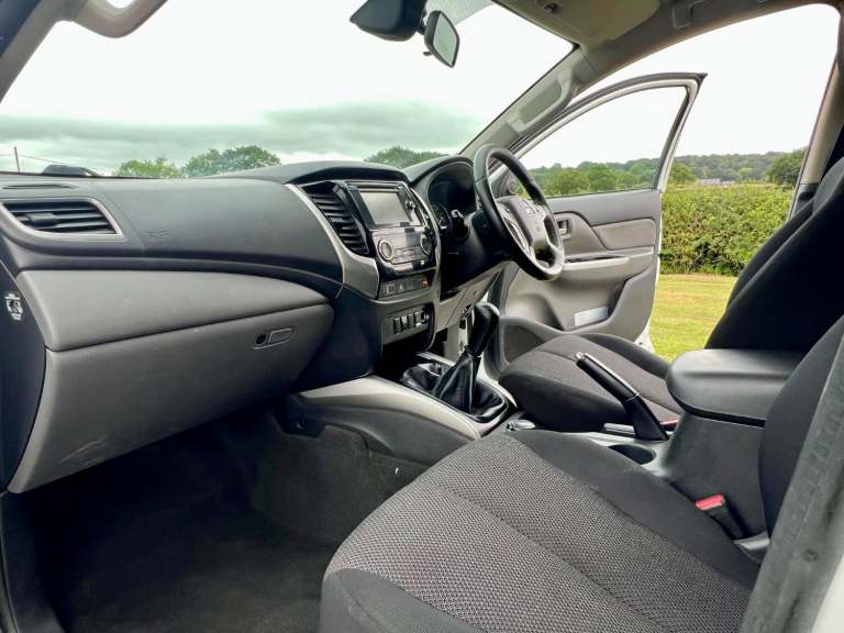 MITSUBISHI L200 2.4 DI-D Titan DOUBLE CAB White Manual Diesel PICK UP 2017