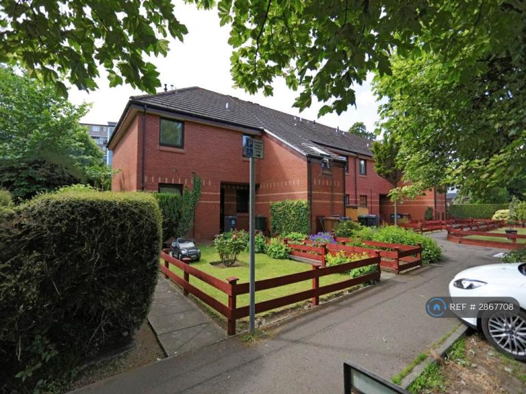 2 bedroom flat in Salvesen Crescent, Edinburgh, EH4 (2 bed) (#2867708)