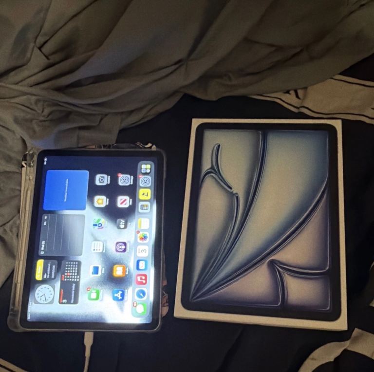 Apple iPad Air 7th 11” 2025 with Box – Good Condition