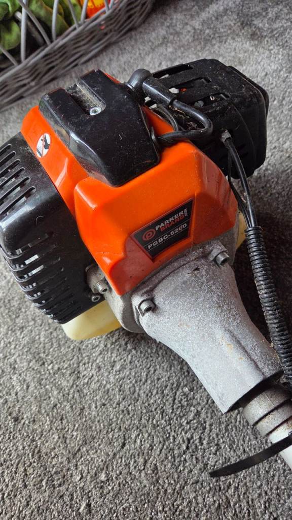 Petrol strimmer 