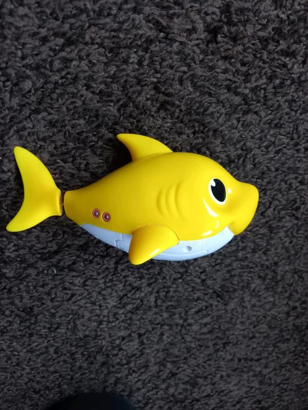 Baby Shark swimming singing bath toy
