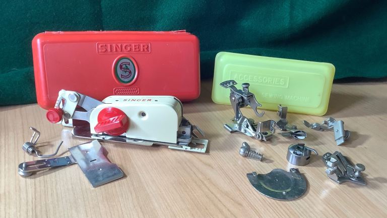 7 Sewing machine accessories, plus Singer / Simanco buttonholer 86718, in original plastic box