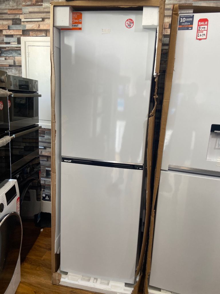 BRAND NEW RRP £549!! Beko 60cm Frost Free Fridge Freezer - White 50/50