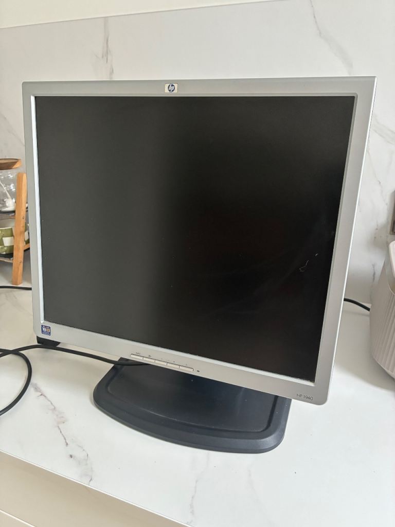 HP 17” MONITOR (EXCELLENT CONDTION)