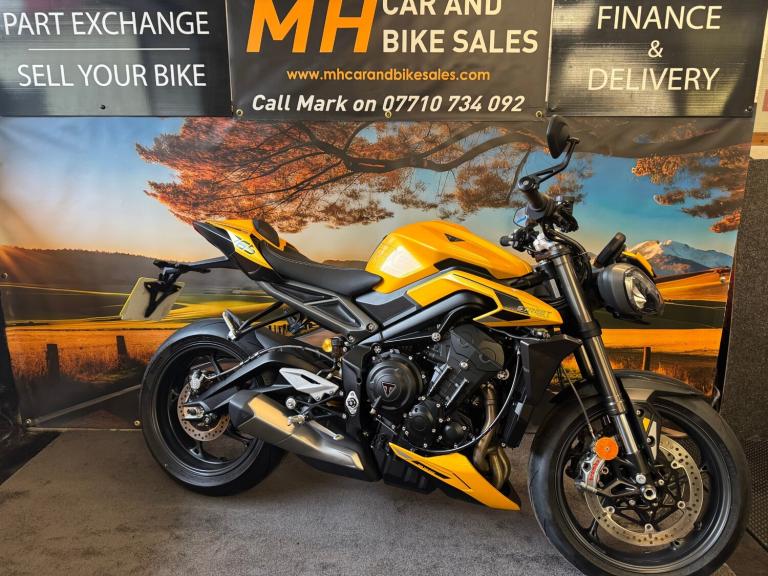 2025 Triumph STREET  Triple 765 RS  650 MILES 1 OWNER YELLOW NAKED  Roadster Petrol Manual