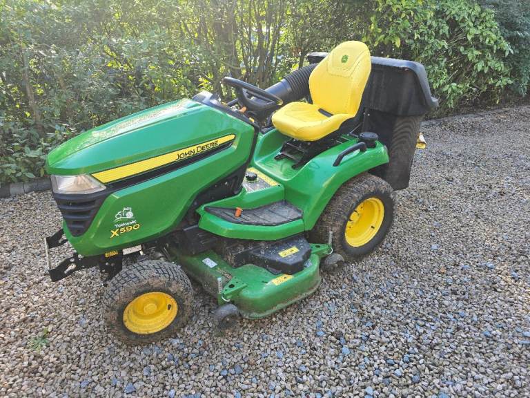 John Deere X590 ride on lawn mower