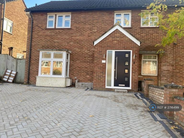 3 bedroom house in Ellement Close, Pinner, HA5 (3 bed) (#2716499)