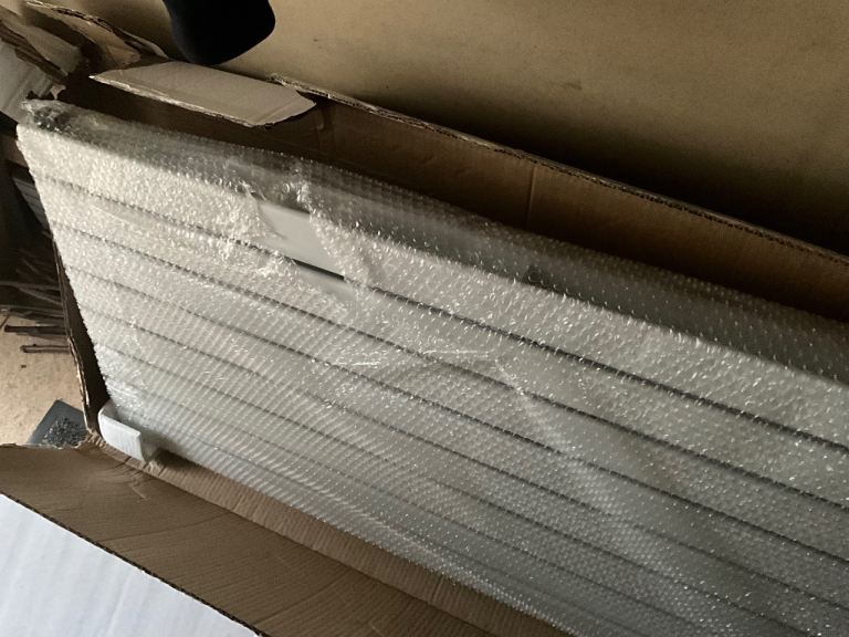 Vertical radiator with fittings 