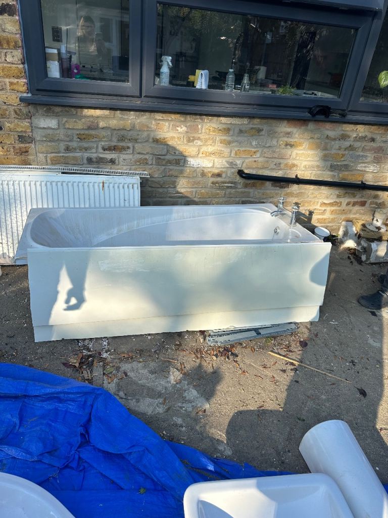 Bath with mixer taps £75