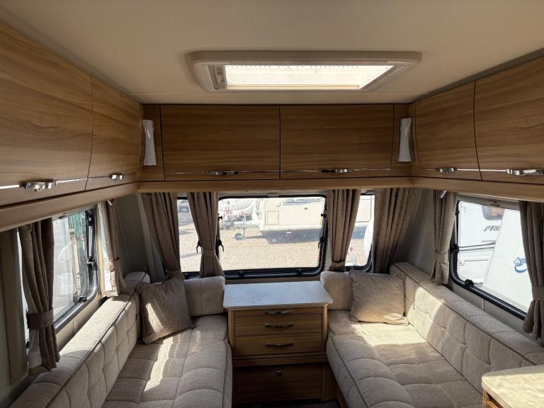 ELDDIS AVANTE 462 - 2 BERTH CARAVAN WITH END WASHROOM AND MOTORMOVER