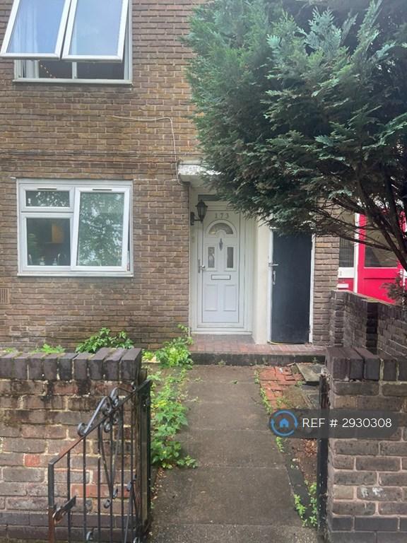 3 bedroom flat in Campbell Road, London, E3 (3 bed) (#2930308)