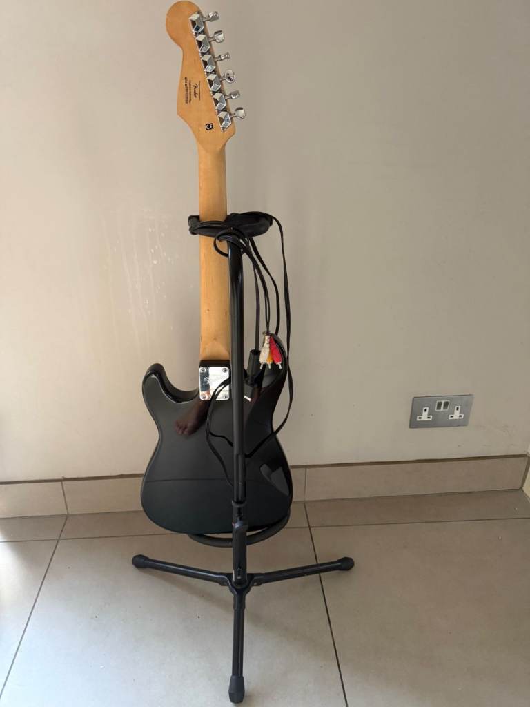 Fender Squier Mini Strat 3/4 Size mini Black Immaculate & Stand