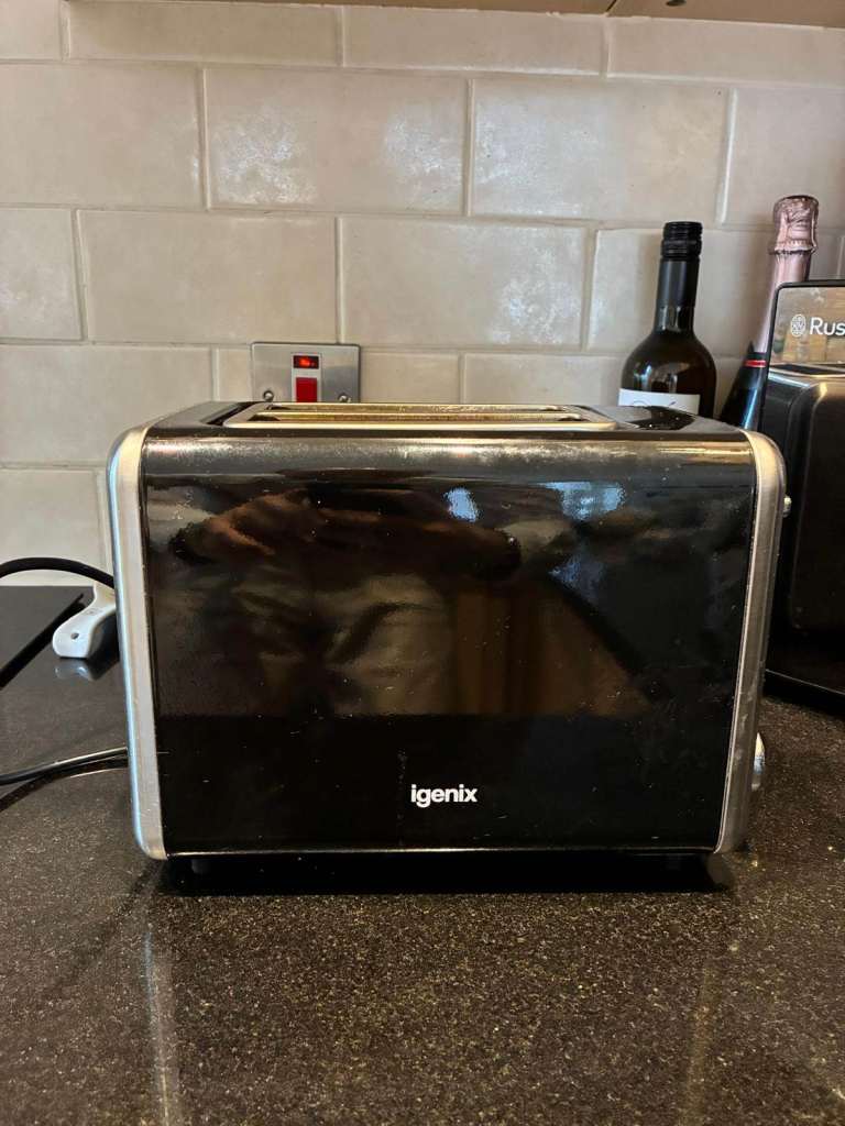IGENIX 2 Slice Toaster – Black and Metallic, Good Condition