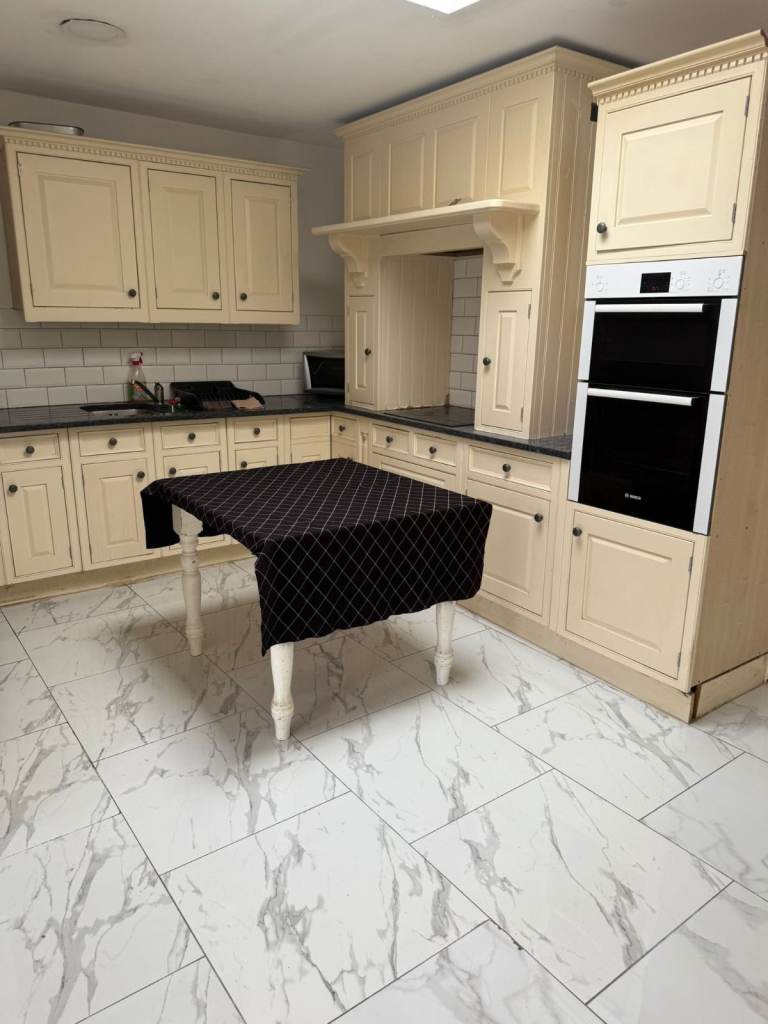 AVAILABLE NOW & BILLS INCLUDED !!! ..COSY+CLEAN BIG Medium ROOM IN CHINGFORD, E4 8PJ FOR £615pcm