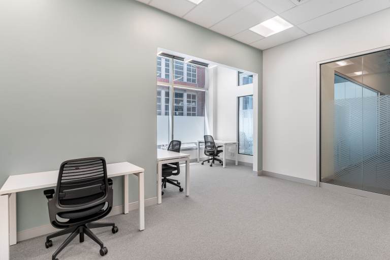 Milton Keynes - MK9 1FH \ Small Serviced Office Available to Rent