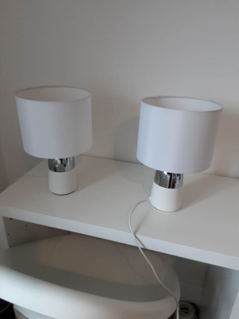 2 BEDSIDE LAMPS  (Touch type)
