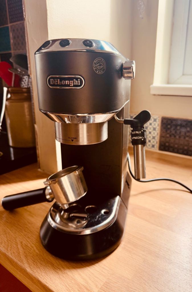 Delonghi  real coffee machine RRP £189 with steam cappuccino maker and grinder