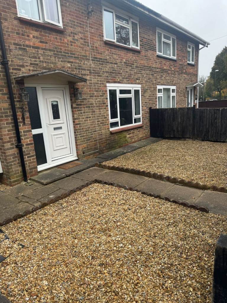 Single Room Located next Bus Stop and Train Station Ifield Crawley