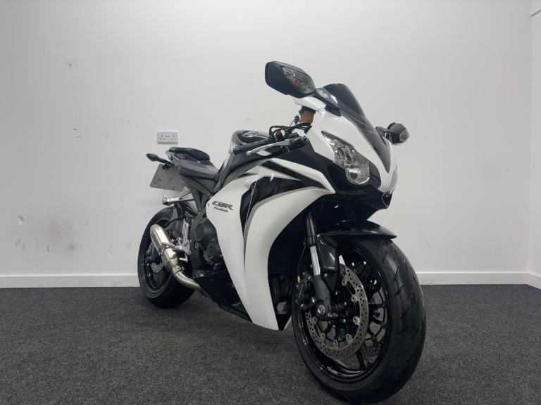 HONDA CBR1000RR FIREBLADE ** 12 MONTHS MOT - AFTERMARKET EXHAUST - HISS **