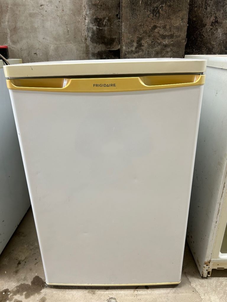 Frigidaire Fridge w/Freezer Compartment