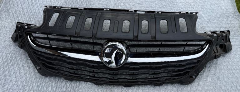 GENUINE VAUXHALL CORSA E 2014-2019 GENUINE FRONT MAIN BUMPER GRILLE P/N 39003576. 