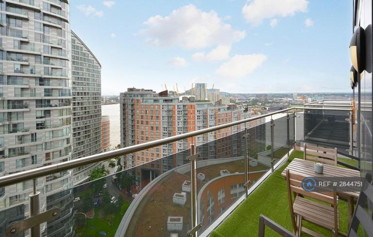 1 bedroom flat in Streamlight Tower, London, E14 (1 bed) (#2844751)