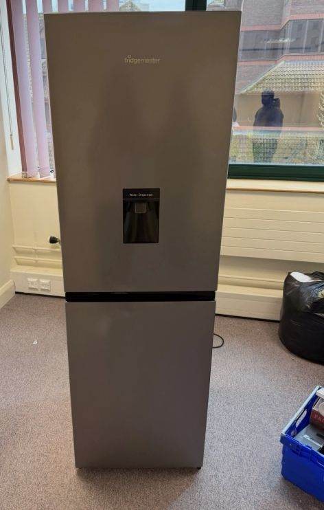Fridgemaster Fridge Freezer with Water Dispenser – Silver