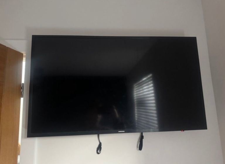 Samsung 32-inch Smart TV – Almost New Condition