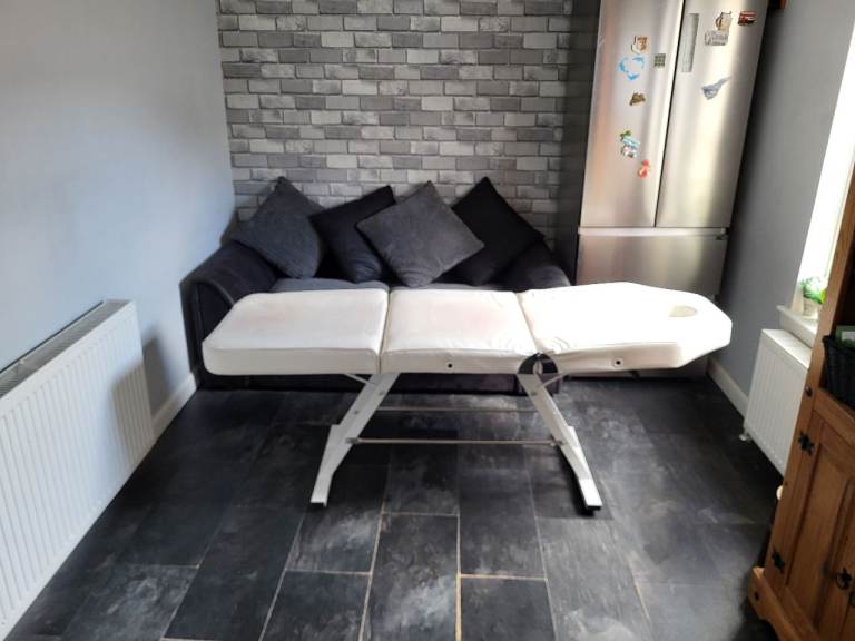 Massage bed in good condition 