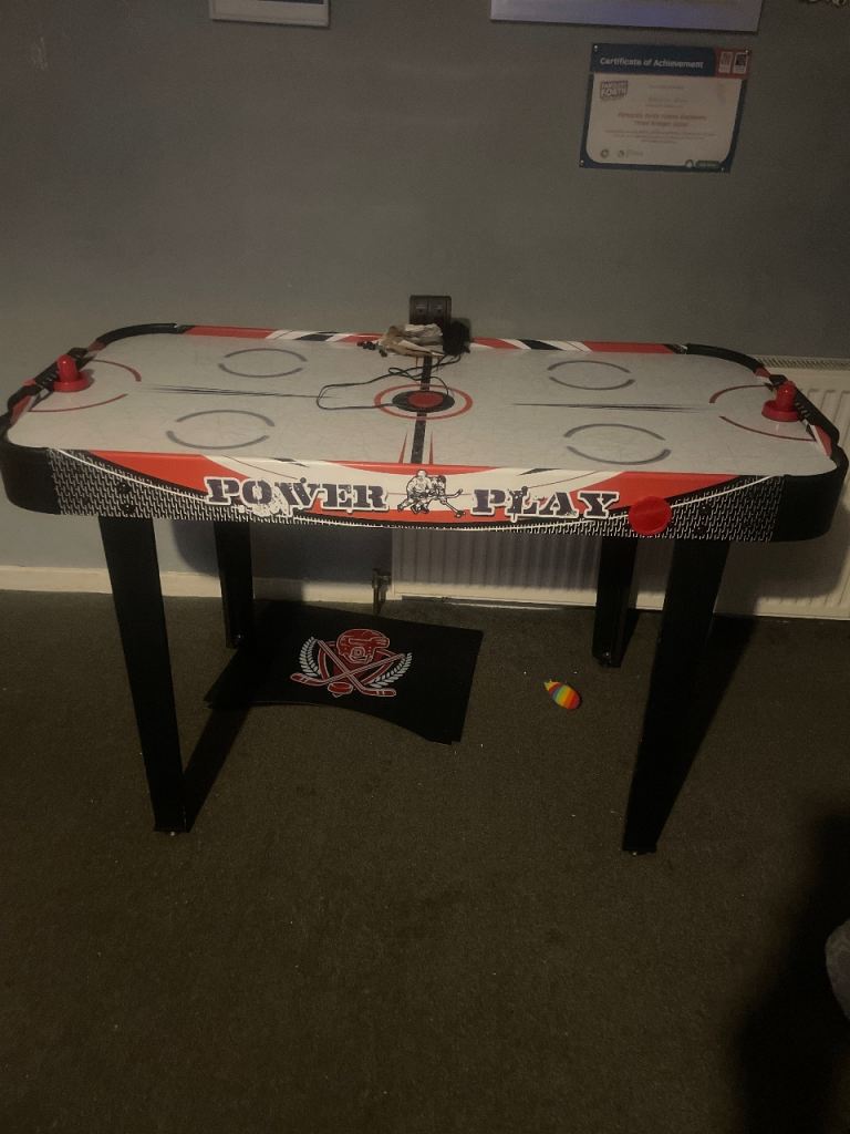 Air hockey table