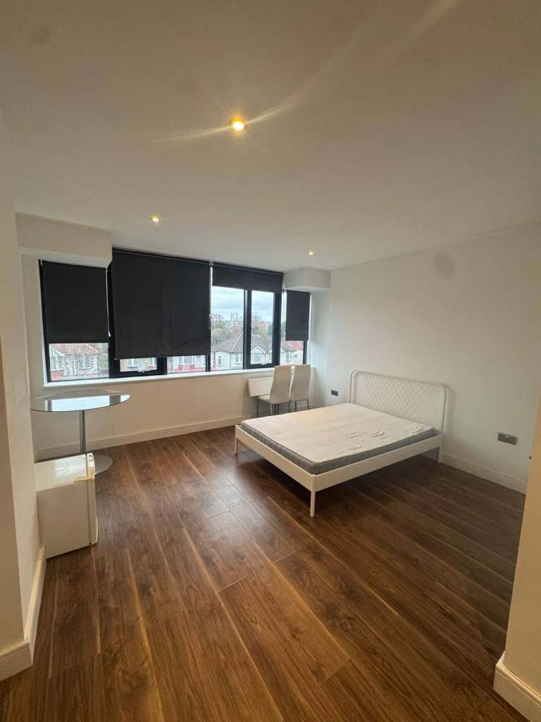 A spacious and bright studio flat to rent in Harrow - Kap House