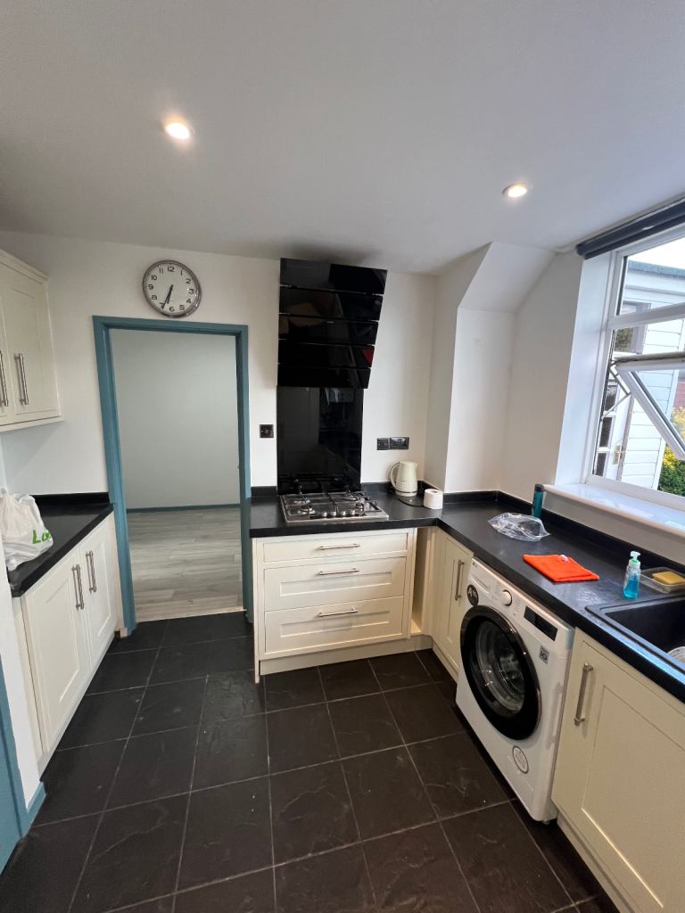 Spacious 2 double bedroom at Farnborough for working women or students  (£700/Month) 