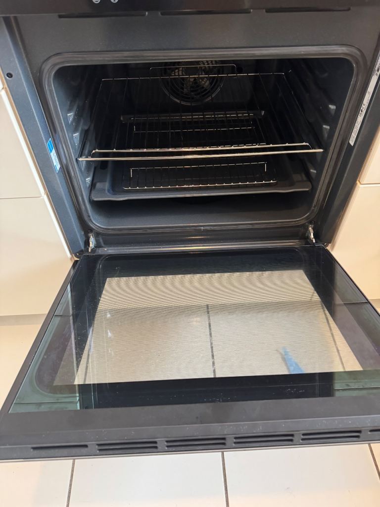 Indesit oven black