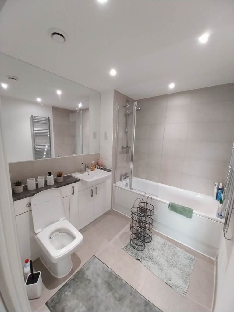 LARGE ROOM AVAILABLE FOR RENT IN HIGH STREET HOUNSLOW TW3 