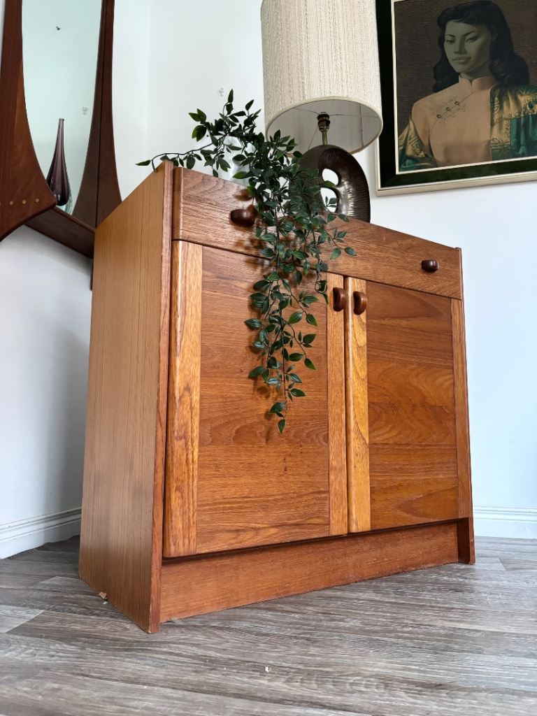 * SOLD * Vintage Retro Mid Century Danish Sideboard/Cabinet