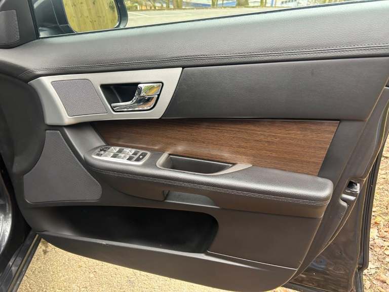 JAGUAR XF 3.0 d V6 240*LUXURY*ONLY73K-Xenons-Nav-BT&amp;Dab-LTHR**Stunning Example